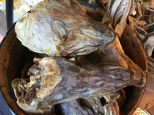Têtes de morue de l'Atlantique séchées naturellement en sacs de 30 kg.