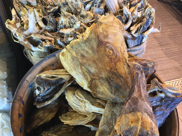 Têtes de morue de l'Atlantique séchées naturellement en sacs de 30 kg.